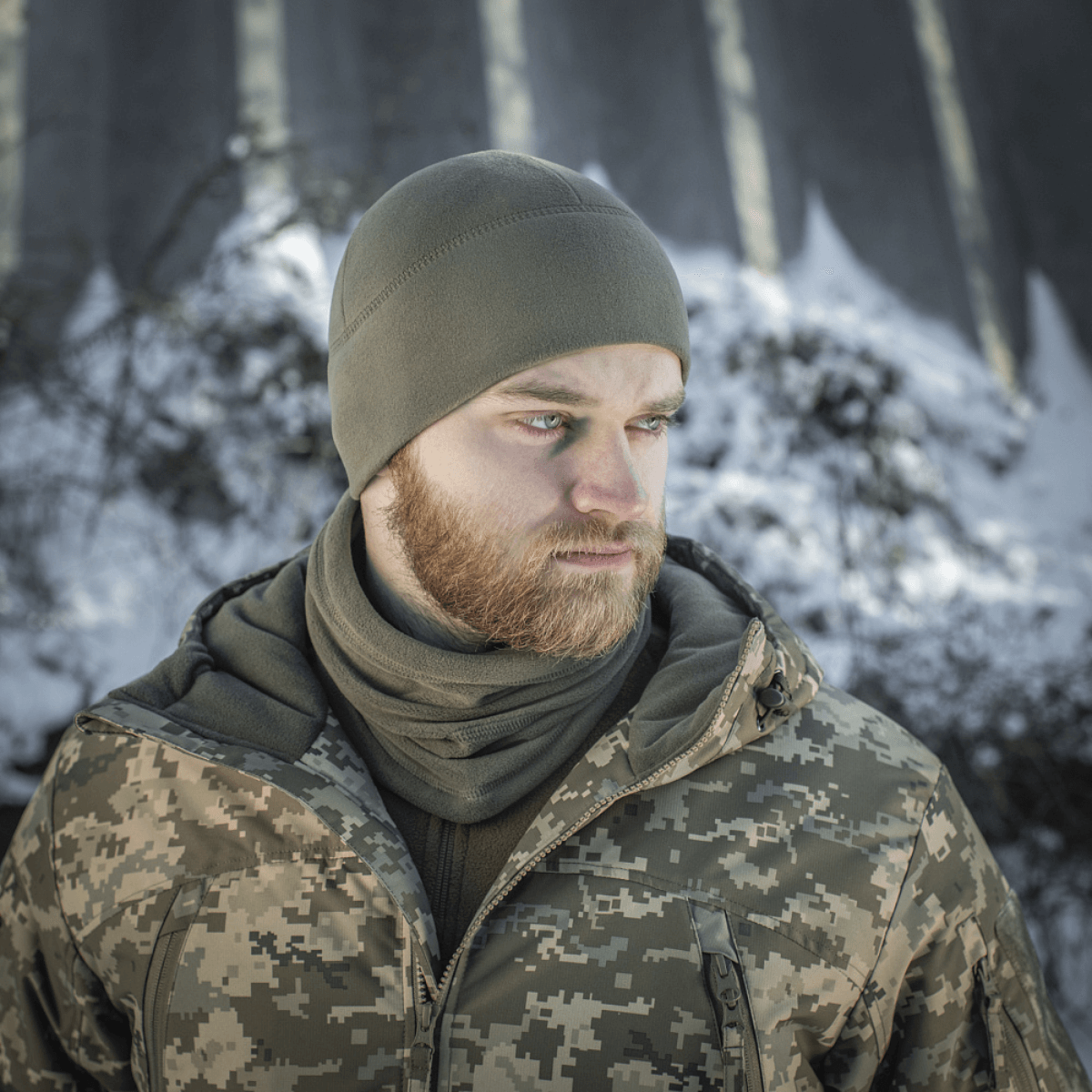 Mand iført M-Tac Fleece Watch Cap Light Polartec i vinterlandskab