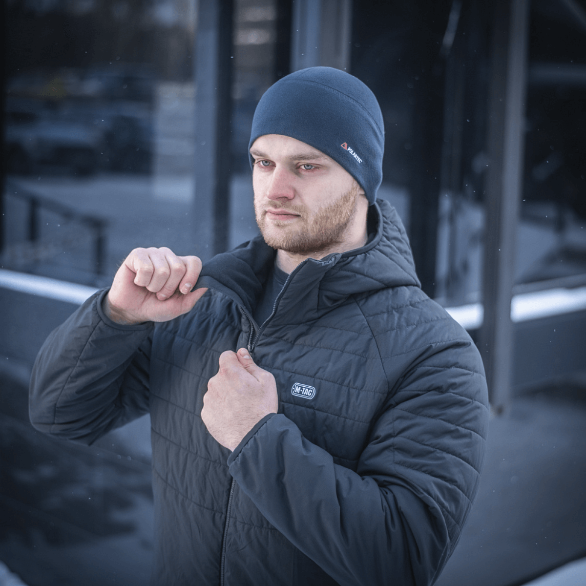 Mand iført M-Tac Fleece Watch Cap Light Polartec i vintervejret, viser hueens pasform og stil.