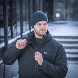 Mand iført M-Tac Fleece Watch Cap Light Polartec hue om vinteren