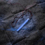 M-Tac Glow Stick 15 cm på et kort, ideel til at oplyse mørke områder og sikre lang holdbarhed i nødsituationer.