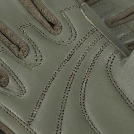 Nærbillede af M-Tac Handsker Assault Tactical Mk.8 i syntetisk materiale og læder med elastiske manchetter for fleksibilitet.