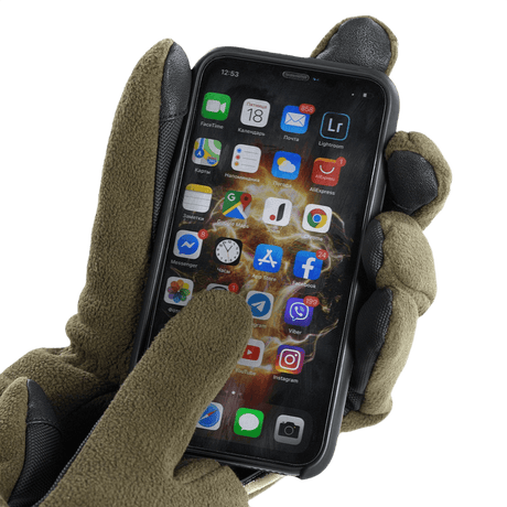 M-Tac Handsker Fleece Thinsulate med touchscreen-kompatibilitet holder en smartphone, der viser app-ikoner, ideel til vinterbrug.