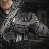 M-Tac Handsker Police Gen.2 taktiske handsker med polstringshåndflader og skridsikkert greb for sikre operationer med våben.