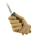 M-Tac Handsker Scout Tactical Mk.2 holder en kniv, viser fleksibilitet og beskyttelse for værktøjsarbejde, syntetisk læder for holdbarhed.