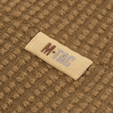 Nærbillede af M-Tac Hjelm Watch Cap Polartec med logo, lavet af slidstærkt Polartec fleece, velegnet til køligt vejr med anti-pilling egenskaber.