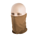 M-Tac Let Tubehalstørklæde på mannequin, viser alsidighed som balaklava, tørklæde eller pandebånd, lavet af hurtigtørrende polyester.