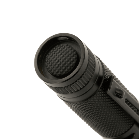 M-Tac Lommelygte P180 i aluminium, justerbar lysretning, CREE XPG2 LED, tæt på knapdækslet.