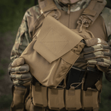 M-Tac Pouch til M249 Cartridge Box Closed i brug, fastgjort med elastikrem og velcro, bæres af operatør under kampopgave.