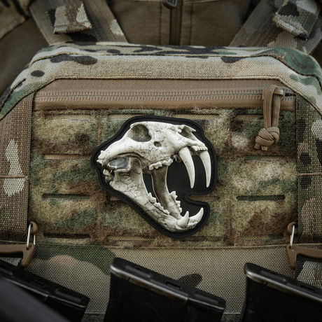 M‑Tac Patch Old Tiger PVC med 3D-effekt monteret på kamouflageret taske.