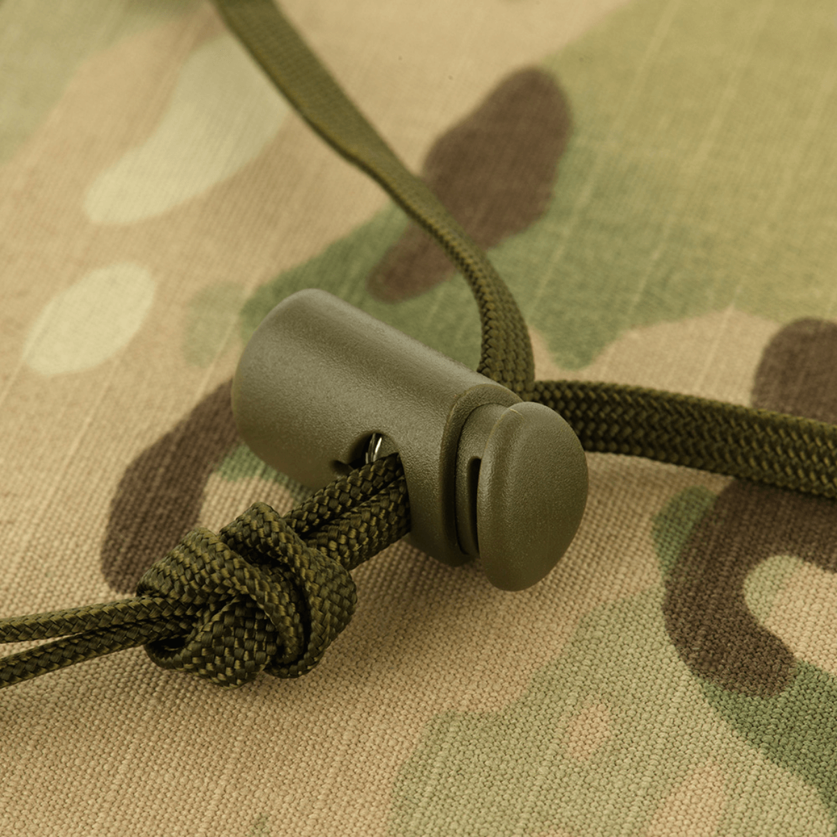 M-Tac Panama Hat Gen.II NYCO snor med camouflagebaggrund, viser holdbarhed og sikker pasform.