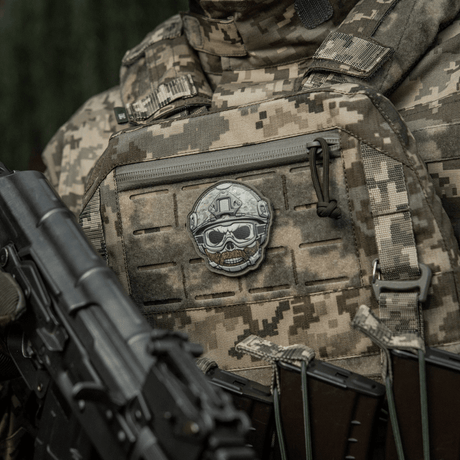 M-Tac Patch Emoji #4 med 3D PVC-effekt på taktisk vest, morale patch i camouflagestil med Velcro-fastgørelse.