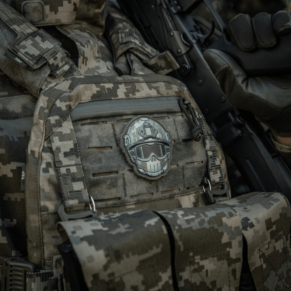 M-Tac Patch Emoji #20 med 3D-effekt og Velcro på camouflage rygsæk, sjov morale patch, perfekt til tøj eller udstyr.