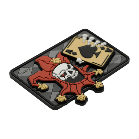 M-Tac Patch Joker Skull 3D PVC, taktisk morale patch med joker og dødskort, lavet af PVC med 3D-effekt og velcro til fastgørelse, 78x55mm.