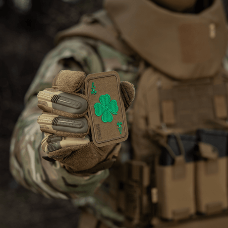M-Tac Patch Lucky Card (Broderi) i Cordura 500D med kløverblad fastgjort med velcro på taktisk tøj for held og beskyttelse.
