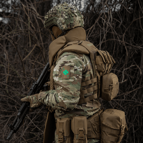 M-Tac Patch Lucky Card (Broderi) monteret på camouflagetøj med broderet firkløver, der symboliserer held og beskyttelse.