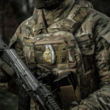 M-Tac Patch M67 Granat 3D PVC på taktisk vest med Velcro montering i militært udstyr, forestiller emoji granat, "Born to Kill" humor.