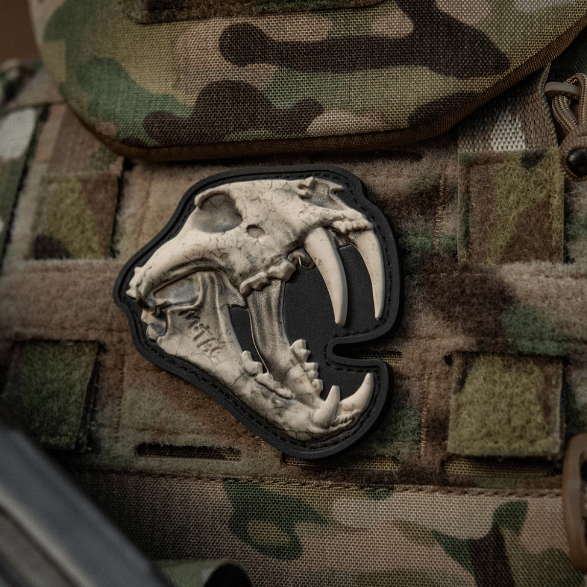 M‑Tac Patch Old Tiger med tigerkranium design på camouflageudstyr, 3D-effekt PVC-patch til ære for ukrainske soldater, fastgøres med velcro.