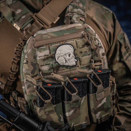 M-Tac Patch Operator 3D PVC på taktisk vest med realistisk design og Velcro fastgørelse, perfekt til tøj eller udstyr.