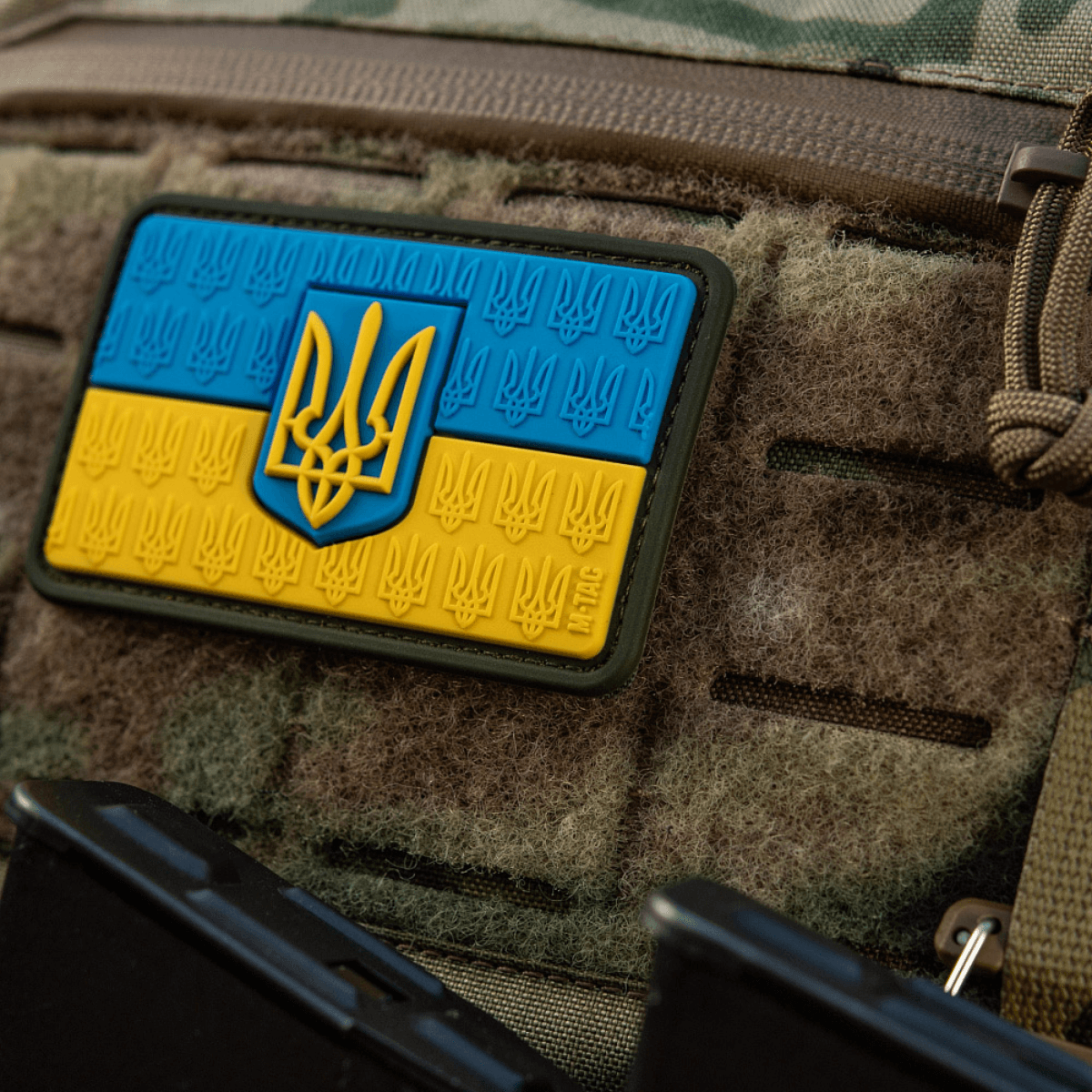M-Tac Patch Ukraine Flag med Våbenskjold på tøj med 3D Trident design, holdbar Cordura 500D, nem fastgørelse med velcro.