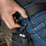 M-Tac Plast Karabin i brug på bælte, sikker fastgørelse af udstyr, letvægts og holdbar konstruktion til praktisk hverdagsbrug.