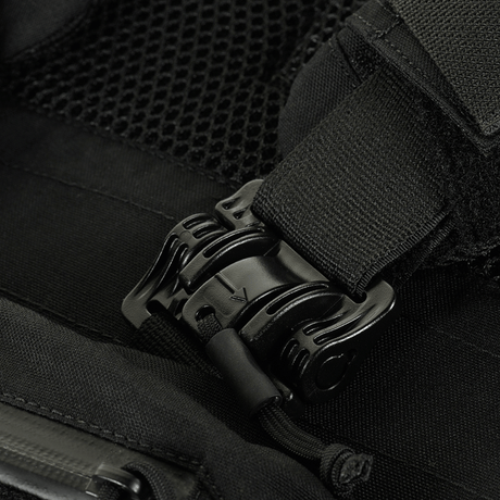 Hurtig-lås 2M ROC spænde på en M-Tac Plate Carrier Cuirass FAST QRS XL Gen.II, lavet af slidstærk Cordura 500D.