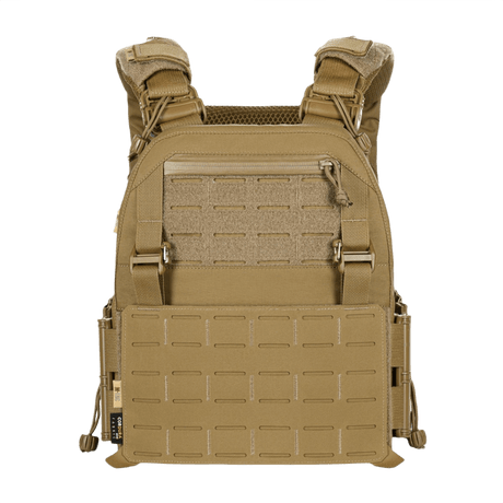 M-Tac Plate Carrier Cuirass FAST Elite Gen.II i tan farve, med slidstærkt Cordura 500D materiale og hurtiglåse, set forfra.