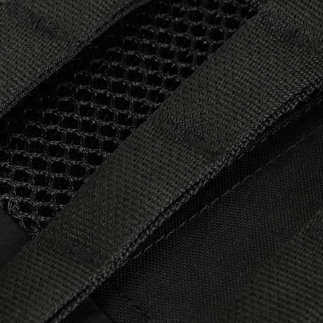 Nærbillede af M-Tac Plate Carrier Cuirass FAST QRS Gen.II med 3D mesh-indlæg og holdbare skulderstropper i Cordura 500D.