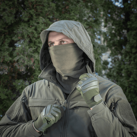 Mand iført M-Tac Polartec Anatomic Tube Scarf som ansigtsmaske, beskyttelse mod kulde og vind, lavet af Polartec® Micro Series fleece