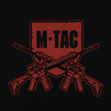 M-Tac logo print med krydsende rifler på sort baggrund, fremvisende brandets militære inspiration og designstil.