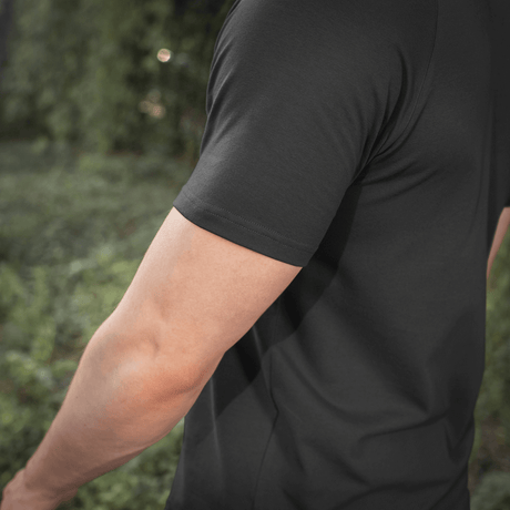 M-Tac Raglan T-Shirt 93/7 i sort vises med raglanærmer, der fremhæver komfort og bevægelsesfrihed, lavet af bomuld og elastan.