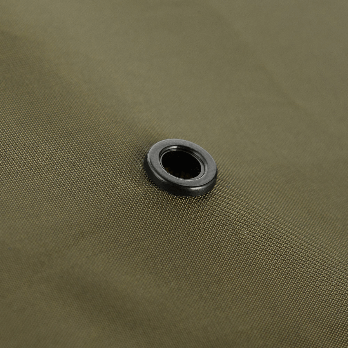 M-Tac Rygsækcover i nylon med PU-coating som beskytter mod regn og sne, vist i nærbillede af det vandtætte materiale.