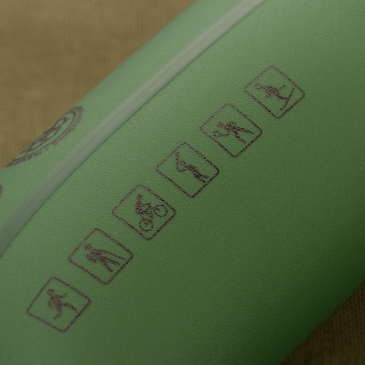 Nærbillede af M-Tac Sammenklappelig Drikkedunk med ikoner til sport, ideel til vandring, rejser og cykling.