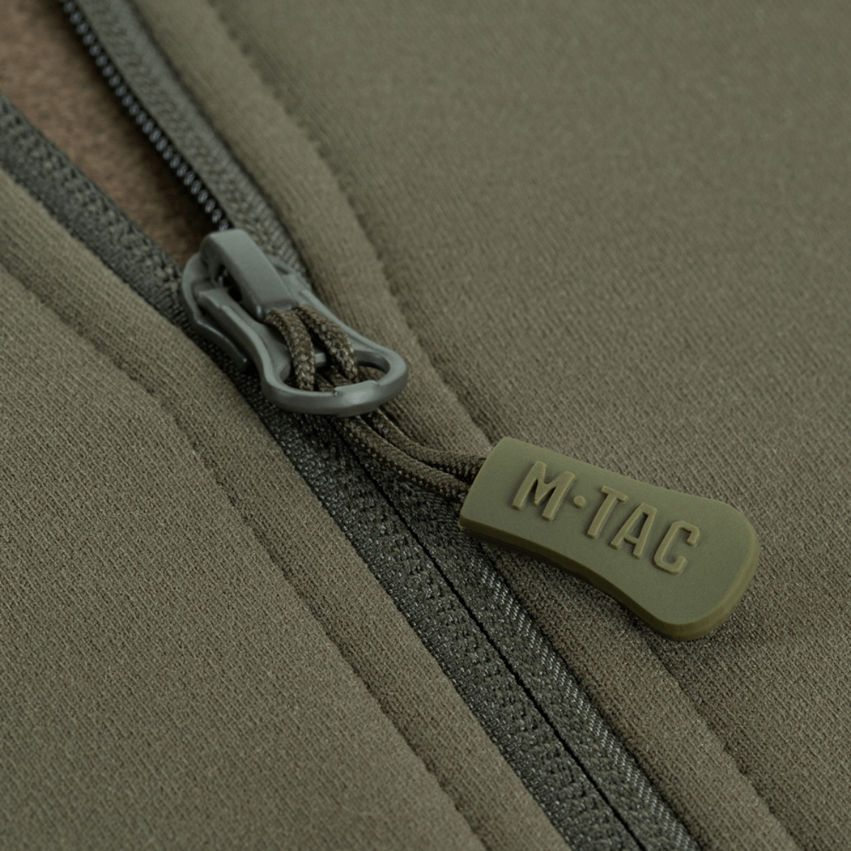Nærbillede af lynlås på M-Tac Shadow Polartec Fleece Sweatshirt lavet af slidstærkt Polartec® materiale.