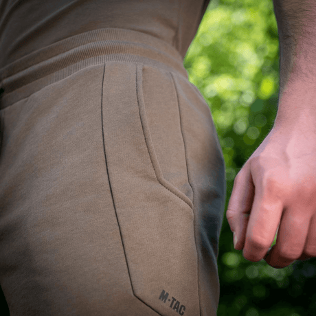 M-Tac Shorts Sport Fit Cotton i 100% bomuld med elastisk talje og sidelommer, ideelle til sport og sommerbrug. Stilfuldt sporty design.