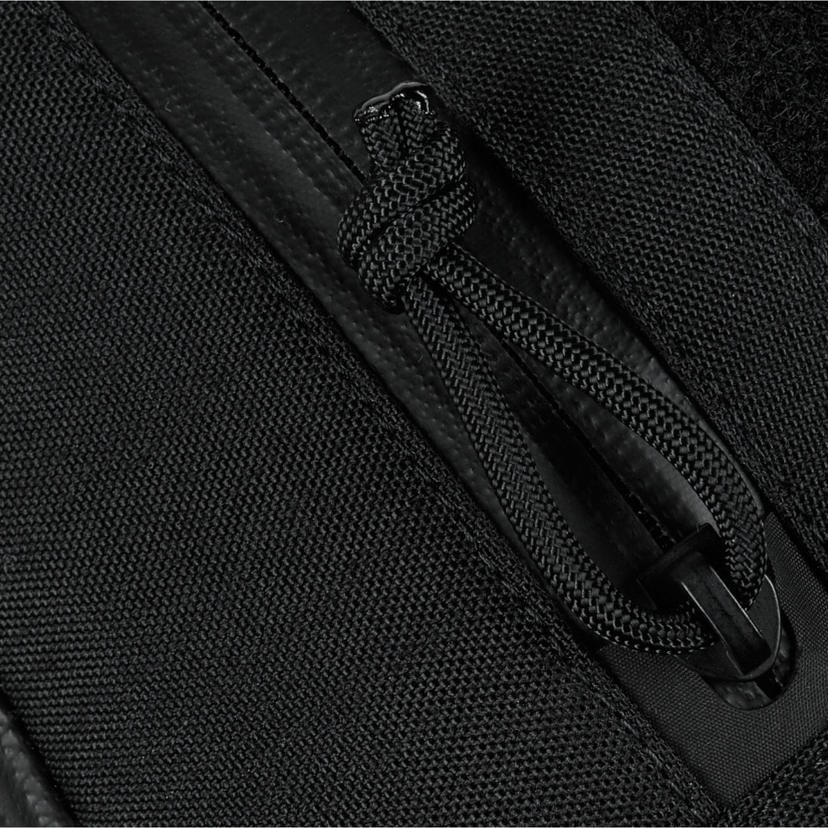 M-Tac Sphaera Hardsling Bag Large Elite med Velcro detalje af lynlås og Cordura materiale, der viser slidstærk tekstur og design.