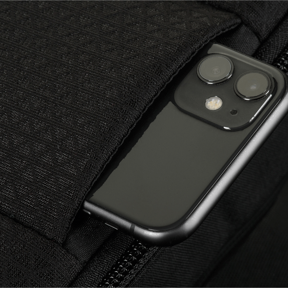 Detalje af M-Tac Sphaera Hardsling Bag Large Elite med Velcro, viser tekstur og lomme med smartphone.