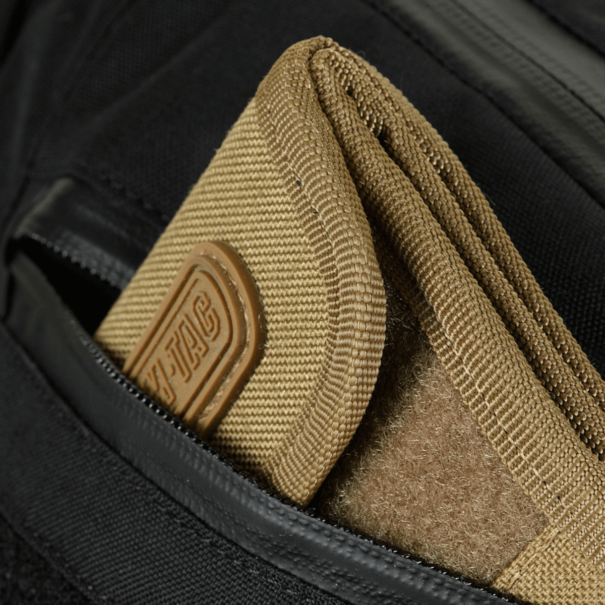 M-Tac Sphaera Hardsling Bag Large Elite med Velcro i Hex Cordura med indvendige rum, set tæt på med Velcro-panel. Robust og stilfuld.