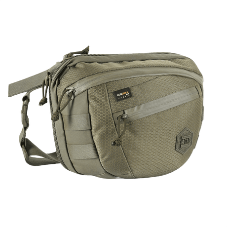 M-Tac Sphaera Hex Hardsling Bag Large Elite i olivengrøn, designet til holdbarhed og komfort, set fra siden med lynlåslommer.