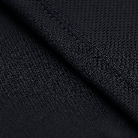 Nærbillede af M-Tac Sweat-Wicking T-Shirt Athletic stof med svedtransporterende egenskaber og hurtigttørrende 100% polyester materiale.