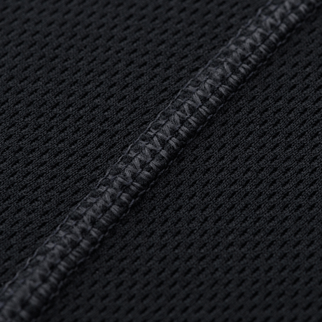 Nærbillede af M-Tac Sweat-Wicking T-Shirt Athletic stof med svedtransporterende og hurtigtørrende egenskaber i 100% polyester.