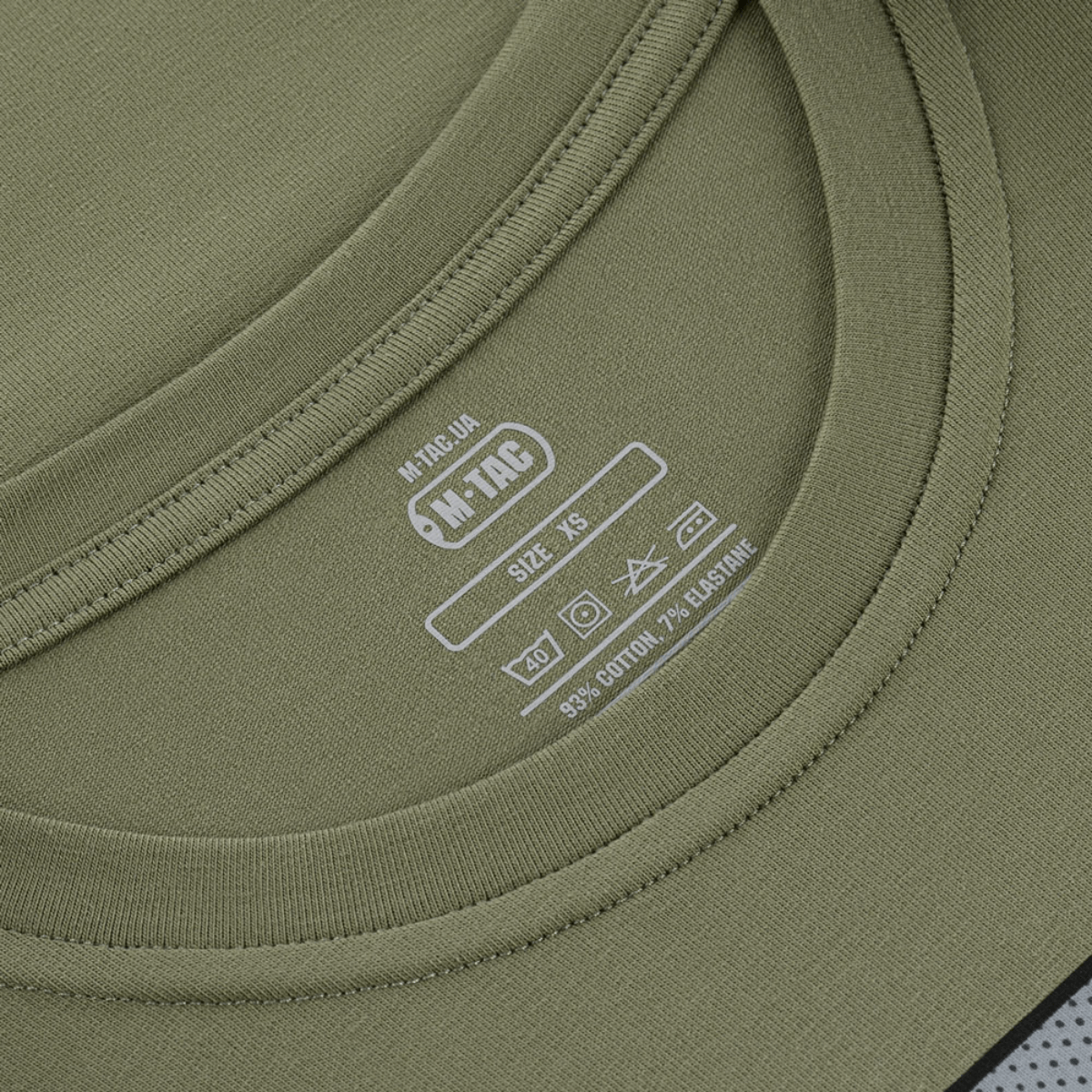 Nærbillede af M-Tac T-Shirt Comics Drone Girl i grøn, viser størrelsesmærkat og materiale, 93% bomuld, 7% elastan