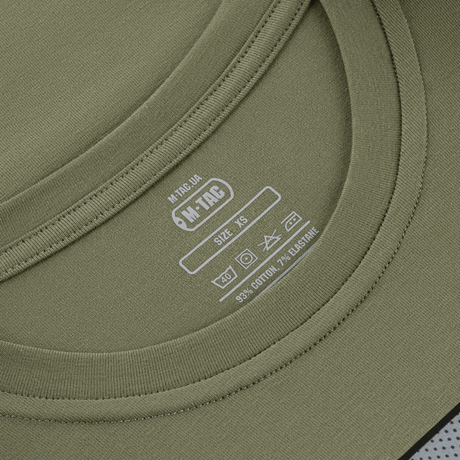 Nærbillede af M-Tac T-Shirt Comics Drone Girl i grøn, viser størrelsesmærkat og materiale, 93% bomuld, 7% elastan