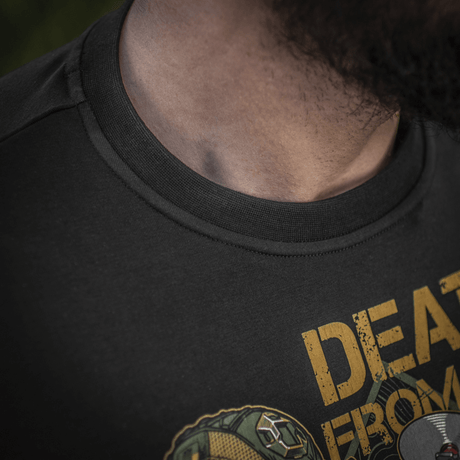 M-Tac T-Shirt Delivery Service med Pin-Up-print inspireret af Anden Verdenskrig, der viser teksten 'Death from Above' og FPV-briller.