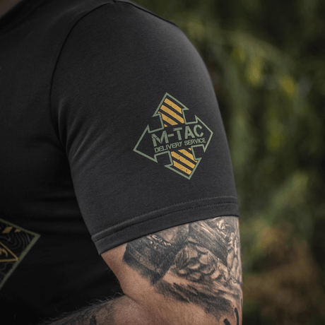 M-Tac T-Shirt Delivery Service med amerikansk Pin-Up-print fra Anden Verdenskrig. Vis skønhed og kampånd med moderne stil.