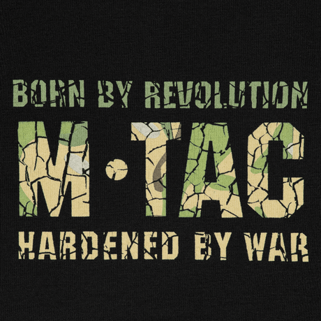 M-Tac T-Shirt Logo med camouflage mønster og teksten 'Born by Revolution - Hardened by War' i ikonisk design.
