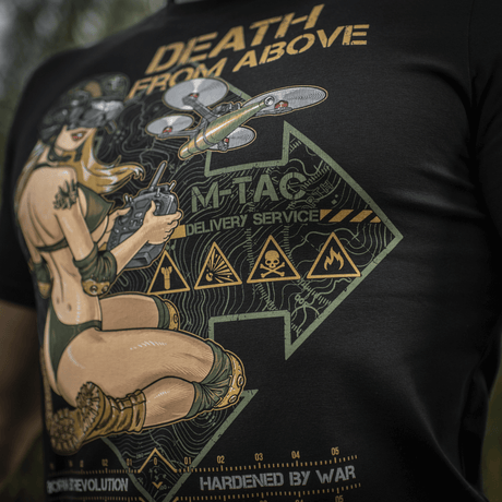M-Tac T-Shirt Delivery Service med Pin-Up pige og drone design, inspireret af amerikansk Anden Verdenskrig kultur, "Death from Above" tryk.