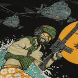 M-Tac T-Shirt Surf Club - Temaheldt på surfbræt med AR-15 og helikoptere, inspireret af ukrainske operationer og ikoniske filmscener.