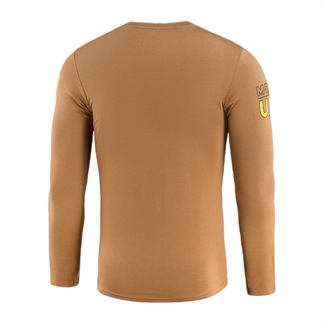 M-Tac T-Shirt UA Side Langærmet i brun, set bagfra, med komfortabel og elastisk design, fremhæver figurens konturer for optimal bevægelse.