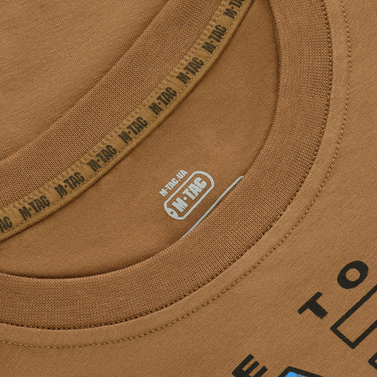 Detalje af M-Tac T-shirt UA Side med print, lysebrun farve, lavet af 93% bomuld og 7% elastan for komfort og holdbarhed.