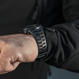 M-Tac Tactical Ur 2147 på håndled, robust ABS-plastik design, ideel til taktik og udendørs brug, med funktioner som kompas og LED-belysning.